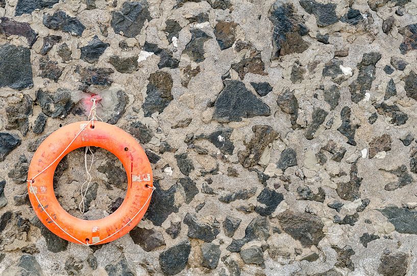 Rettungsring vor Steinstruktur von Alexander Baumann