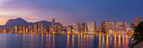 Benidorm panorama bij avond, Spanje