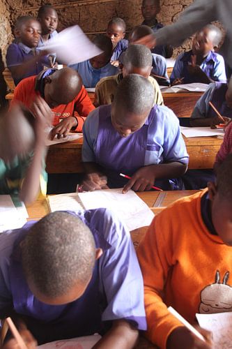 Kinder in der Schule in Uganda