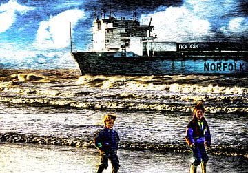 Jongens en gestrand schip voor de kust van Scheveningen, Nederland van John Duurkoop