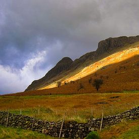 Langdale Valley Cumbria - zonlicht op berg van Hans Janssen
