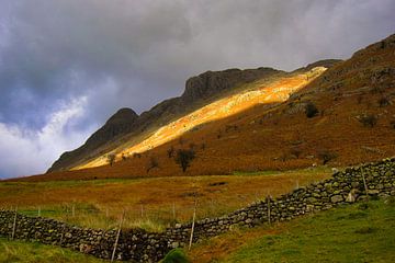 Langdale Valley Cumbria - zonlicht op berg van Hans Janssen
