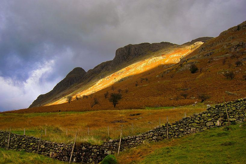 Langdale Valley Cumbria - lumière du soleil sur la montagne par Hans Janssen