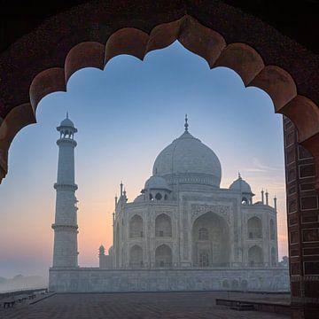 Taj Mahal in the morning van Ton van den Boogaard