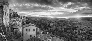 Montepulciano au coucher du soleil en noir et blanc sur Manfred Voss, Schwarz-weiss Fotografie