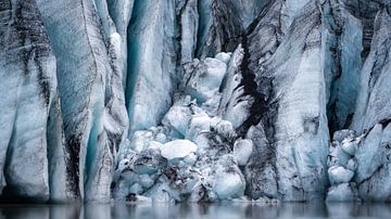 blauw ijs als detail van een gletsjer van Erwin Pilon
