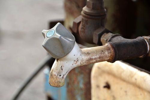 Kraan op de gootsteen