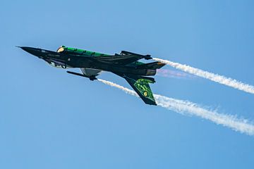 F-16 General Falkon op zijn kop in de lucht van Jolanda Aalbers