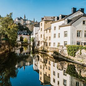 Die Stadt Luxemburg, mit dem Fluss Alzette im Vordergrund von Art Shop West