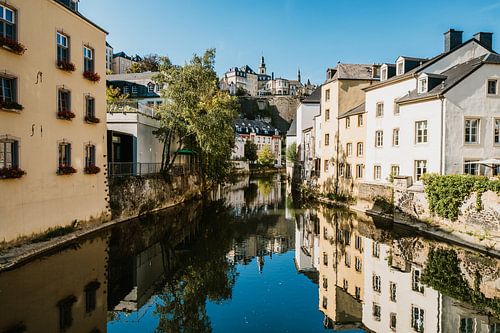De Stad van Luxemburg, me de Alzette-rivier in de voorgrond