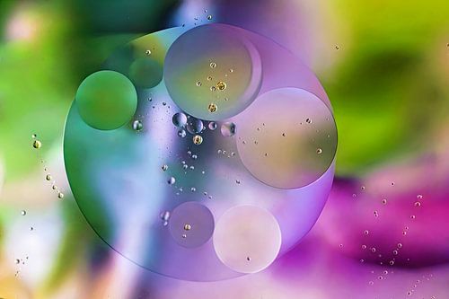 Oil droplets in water by Monika Scheurer