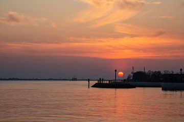 Zonsondergang aan de rivier de Elbe van Sabine Wagner