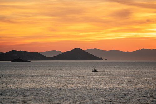 Zonsondergang op Elba met uitzicht op zee & met een boot