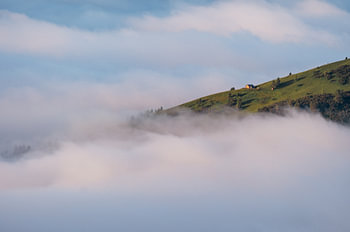 Hütte über dem Nebel