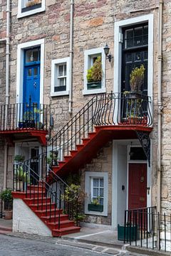 L'escalier rouge et la porte bleue sur Marjolein Fortuin