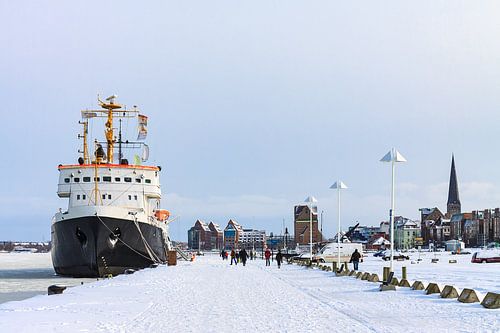Ein Schiff im Stadthafen von Rostock