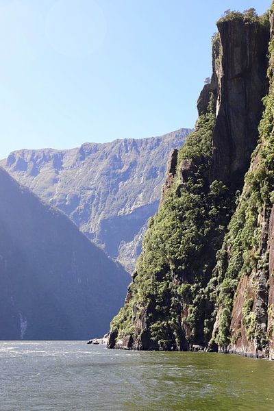 Milford Sound: steep mountains and beautiful fjords by Be More Outdoor