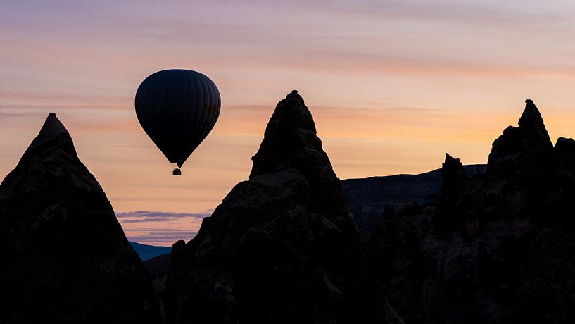 Heißluftballon bei Sonnenaufgang in Kappadokien, Türkei von Jessica Lokker
