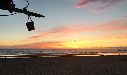Verlaten strand met avondzon