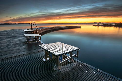 Öffentliches Schwimmbad am Freizeitsee in der Provinz von Flevoland bei Sonnenuntergang