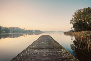 Houten steiger met uitzicht op het meer van Skyze Photography by André Stein