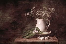 Stillleben Kuhfladen in Vase 3 Lebensmittelklassiker von Alie Ekkelenkamp