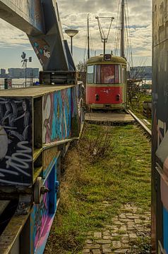 Alte Straßenbahn am NDSM-Kai von Foto Amsterdam/ Peter Bartelings