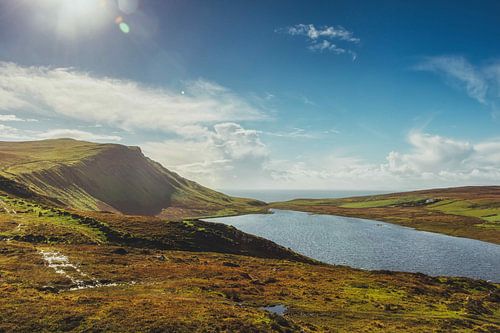 Verlaten eenzaamheid bij Neist Point. Isle of Skye in Groot-Brittannië. Panorama klif in de Schotse Hooglanden!