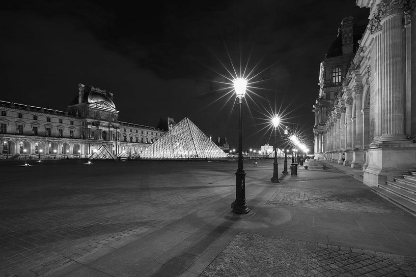 Het Louvre Museum in Parijs in de nacht van MS Fotografie | Marc van der Stelt