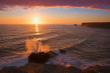 rots in de branding bij zonsondergang, romantisch zeegezicht met ondergaande zon. van SusaZoom