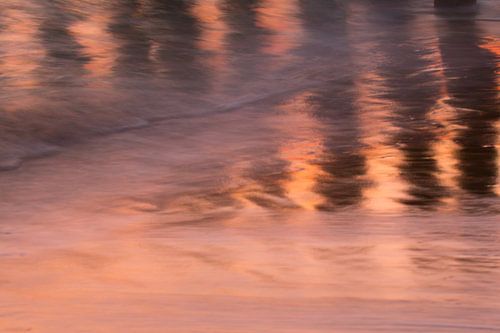 réflexion des pôles dans la mer à la lumière du soir