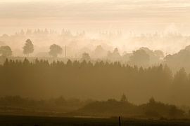 Landschap vol lagen in de mist van Anne van Wijk