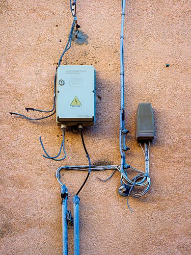 Elektrische aansluitingen sieren de muren van Sciacca