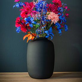 Zomerse kleuren in een volle bos bloemen van Hanno Brand