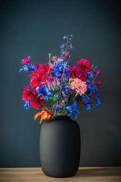 Zomerse kleuren in een volle bos bloemen van Hanno Brand
