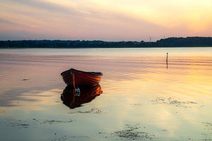 Einsames Boot auf dänischem Wasser