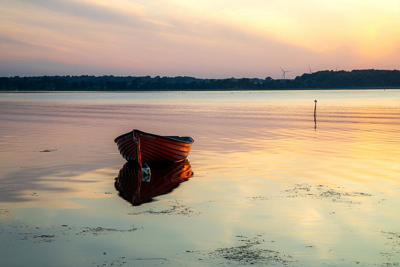 Einsames Boot auf dänischem Wasser von Peter Kuipers