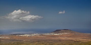 Zicht op de zuidkant van Lanzarote en Playa Blanca van Harrie Muis