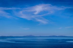 Gelassene blaue Meereslandschaft auf der Isle of Skye, Schottland