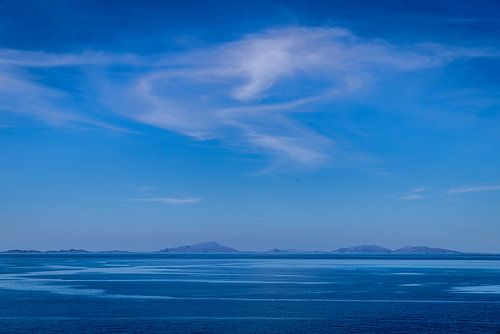 Gelassene blaue Meereslandschaft auf der Isle of Skye, Schottland von Opmeer Reports