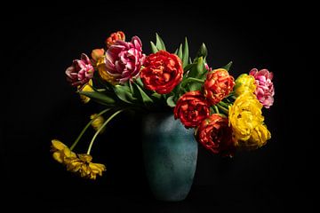 Des tulipes colorées sur un fond noir sur Erik Dukker