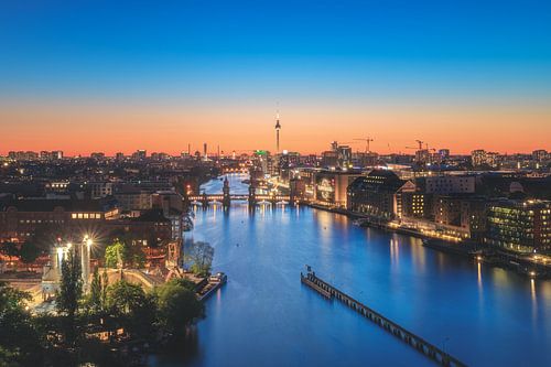Mediaspree Berlin Skyline zur Blauen Stunde