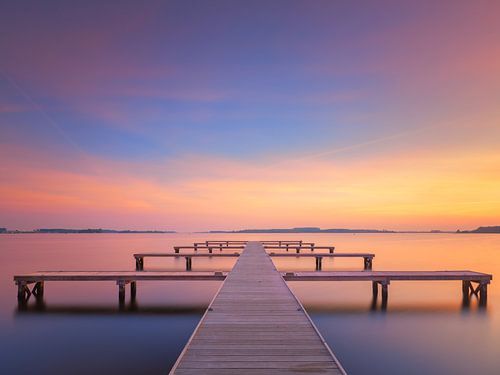 Landschapsfoto van de zonsopkomst met een mooi ochtend rode zon 