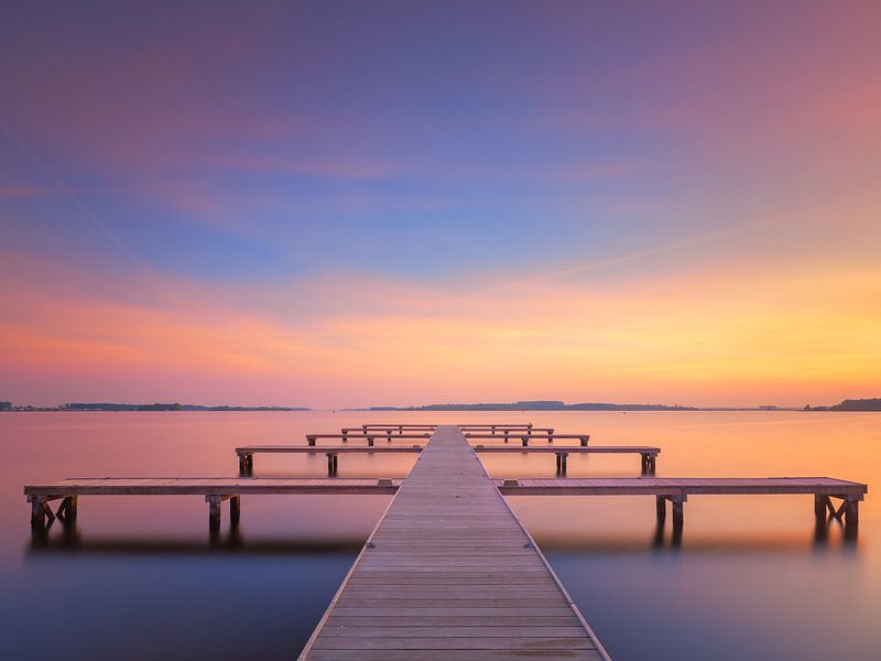 Landschapsfoto van de zonsopkomst met een mooi ochtend rode zon  van Bas Meelker