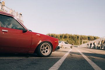 Rode Toyota Corolla oldtimer zijgezicht bij zonsondergang van avwijk.visuals