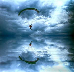 Parasailor fliegt über dem Meer