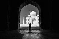 Silhouette van vrouw in poort tegenover de Taj Mahal in Agra India. Wout Kok One2expose. van Wout Kok thumbnail