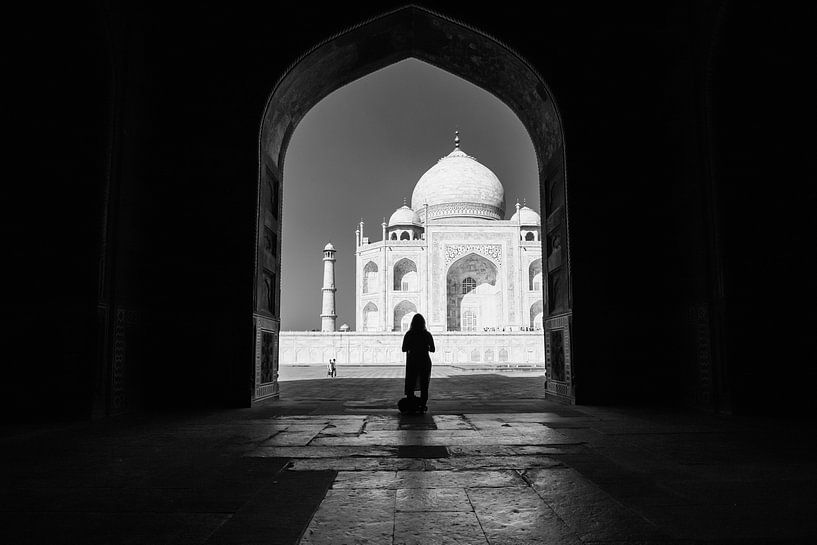 Silhouette einer Frau am Tor gegenüber dem Taj Mahal in Agra, Indien. Wout Kok One2expose. von Wout Kok