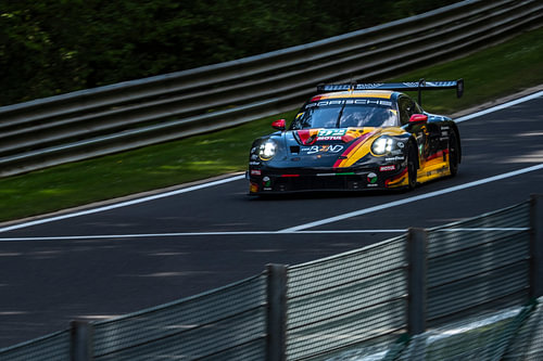 Une Porsche GT3 de course dans un virage