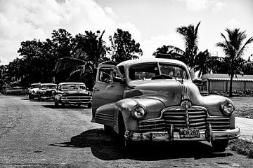 Cubaanse Pontiac MDR 287 (zwart wit) van 2BHAPPY4EVER photography & art